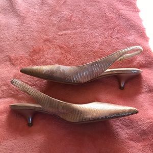 EUC Tahari Faye slingback kitten heels